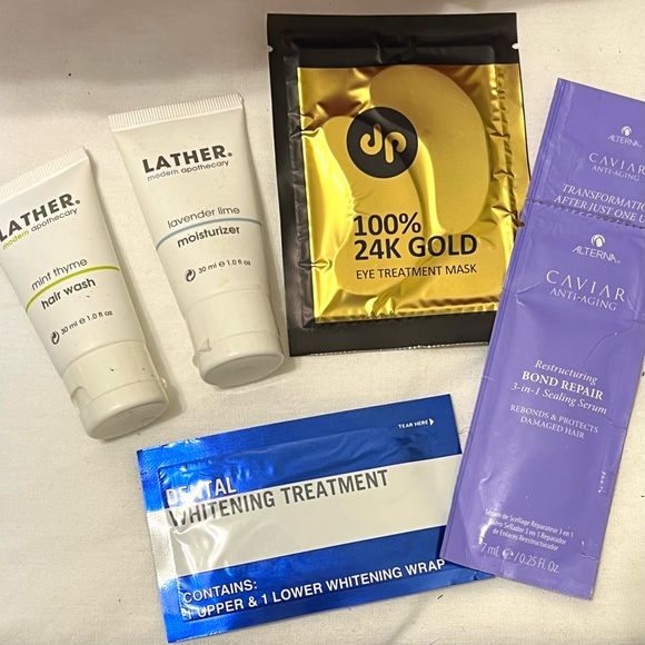 Estée Lauder Makeup & Samples Christmas red Travel Bag 2022 - Picture 8 of 16